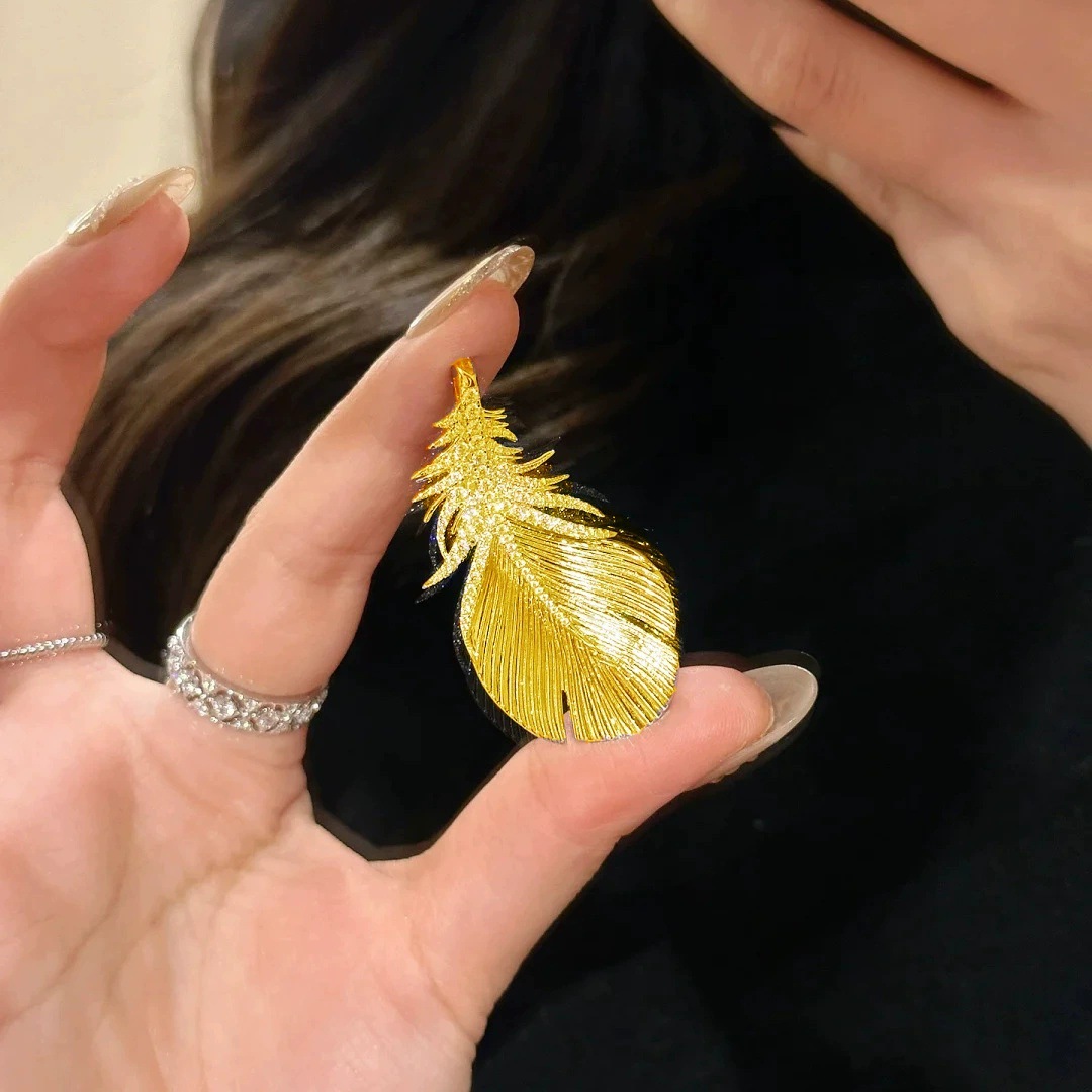 Fashionable Feather Brooch Pendant with Brushed Finish, Dual-Wear Design, Light Luxury, Vintage, Versatile, Exquisite Necklace