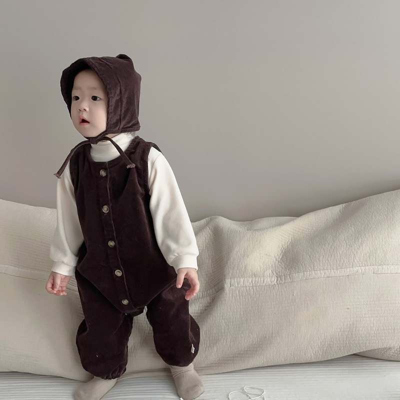 赤ちゃんの外は秋の服を着ています。子供服は子供服です。|undefined