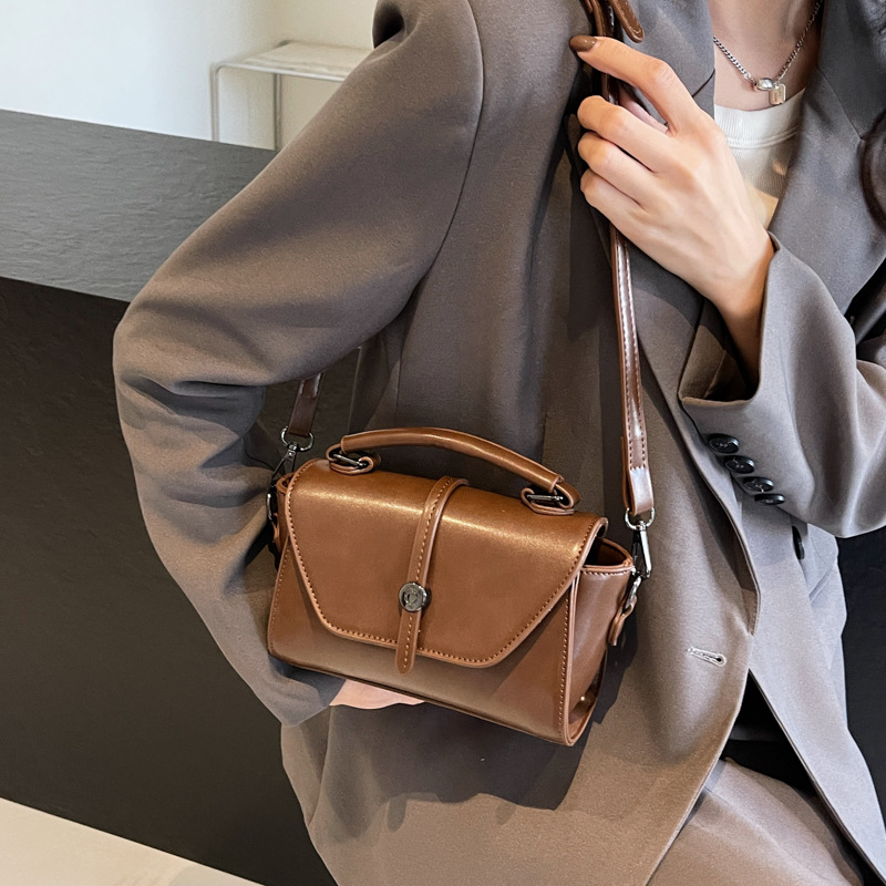 Bolso de moda de gama alta para mujeres 2024 nuevo portátil todo partido retro pequeño bolso cuadrado nicho diseño bolso de hombro