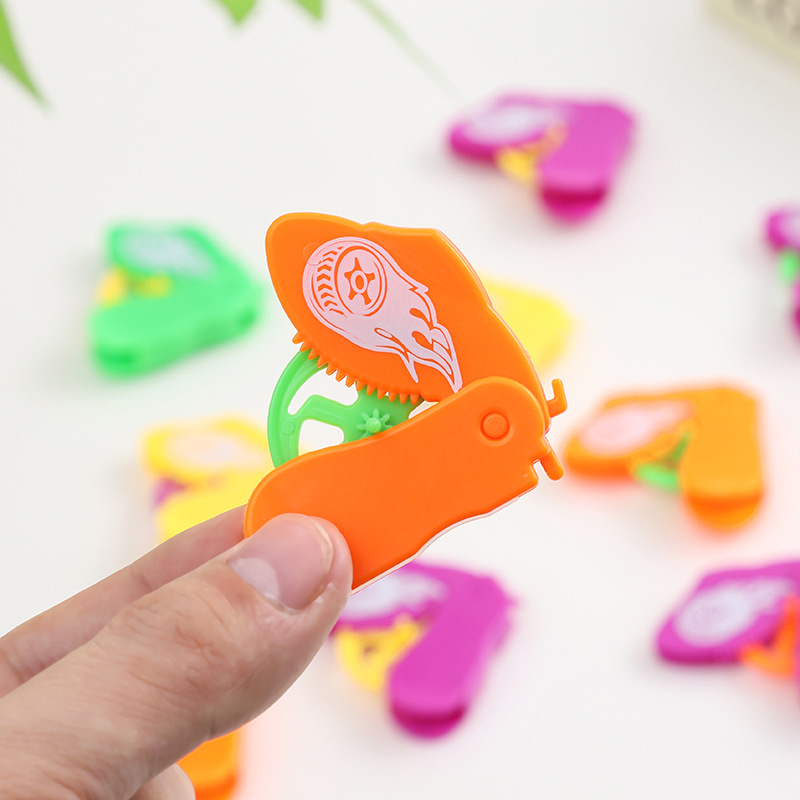 Mini giratoria pequeña gira de plástico transfronterizo lanzamiento pequeño giroscopio de mesa juguetes de combate juguetes de reducción de presión para niños