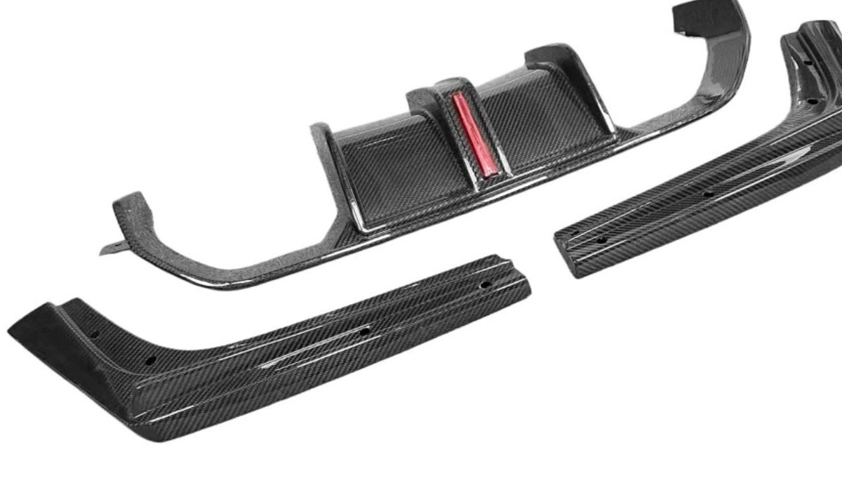 Suitable for BMW F80 M3 F82 M4 modified dry carbon fiber V-style rear lip with navigation lights and rear spoiler