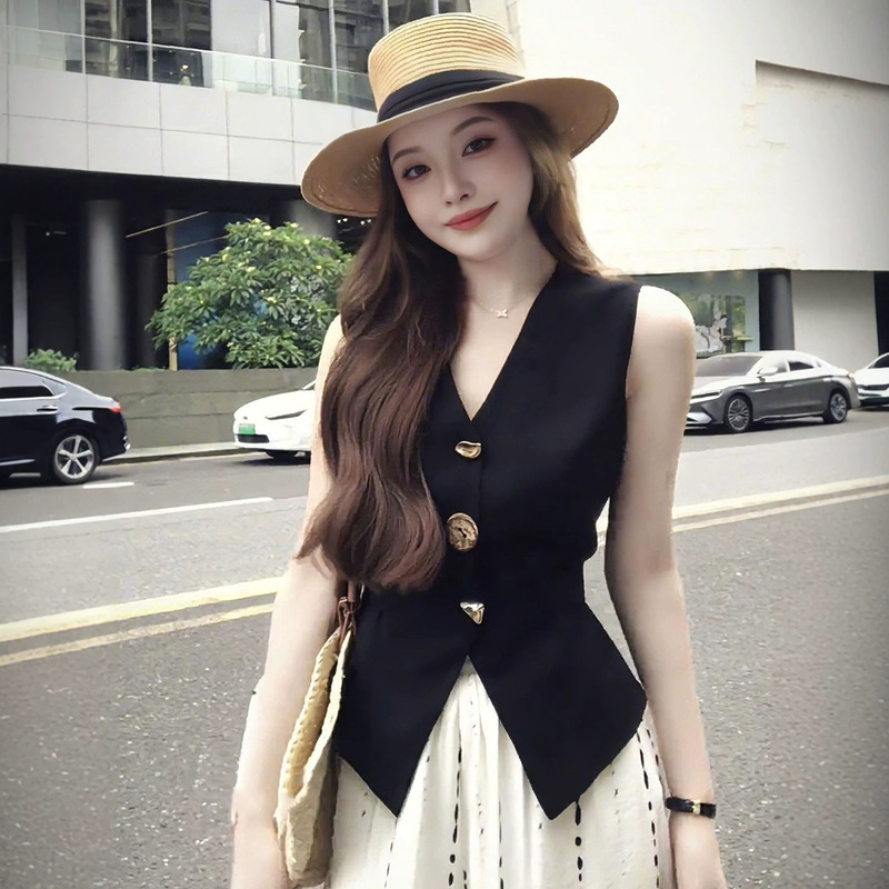 European Style High-End V-Neck Sleeveless Vest Shirt for Women, 2026 Summer New Fashion, Elegant Slim-Fit Slimming Top European Style High-End V-Neck Sleeveless Vest Shirt for Women, 2026 Summer New Fashion, Elegant Slim-Fit Slimming Top