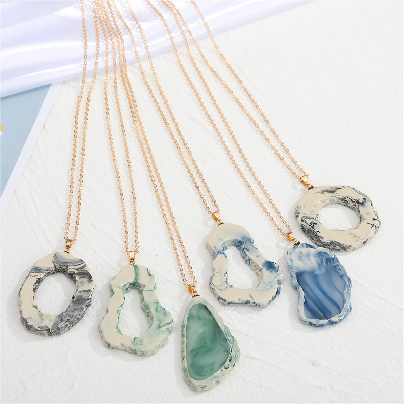 Exaggerated  Imitation Agate Spar  Irregular Hollow Round Resin Pendant Necklace display picture 1