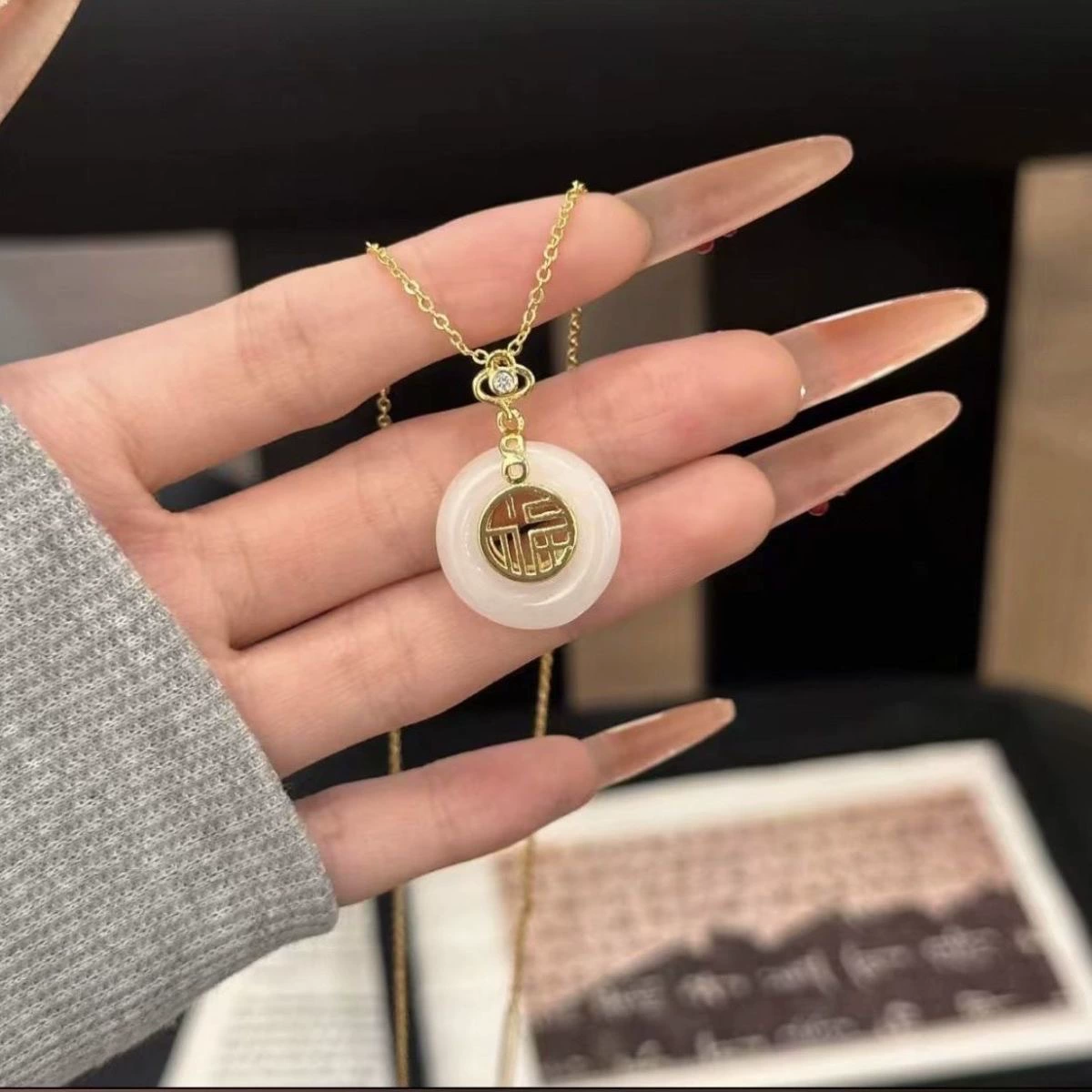 Женское ожерелье с пряжкой «Счастье и мир», кулон из халцедона в китайском стиле, простой, легкий и роскошный нишевый дизайн ко Дню матери.
