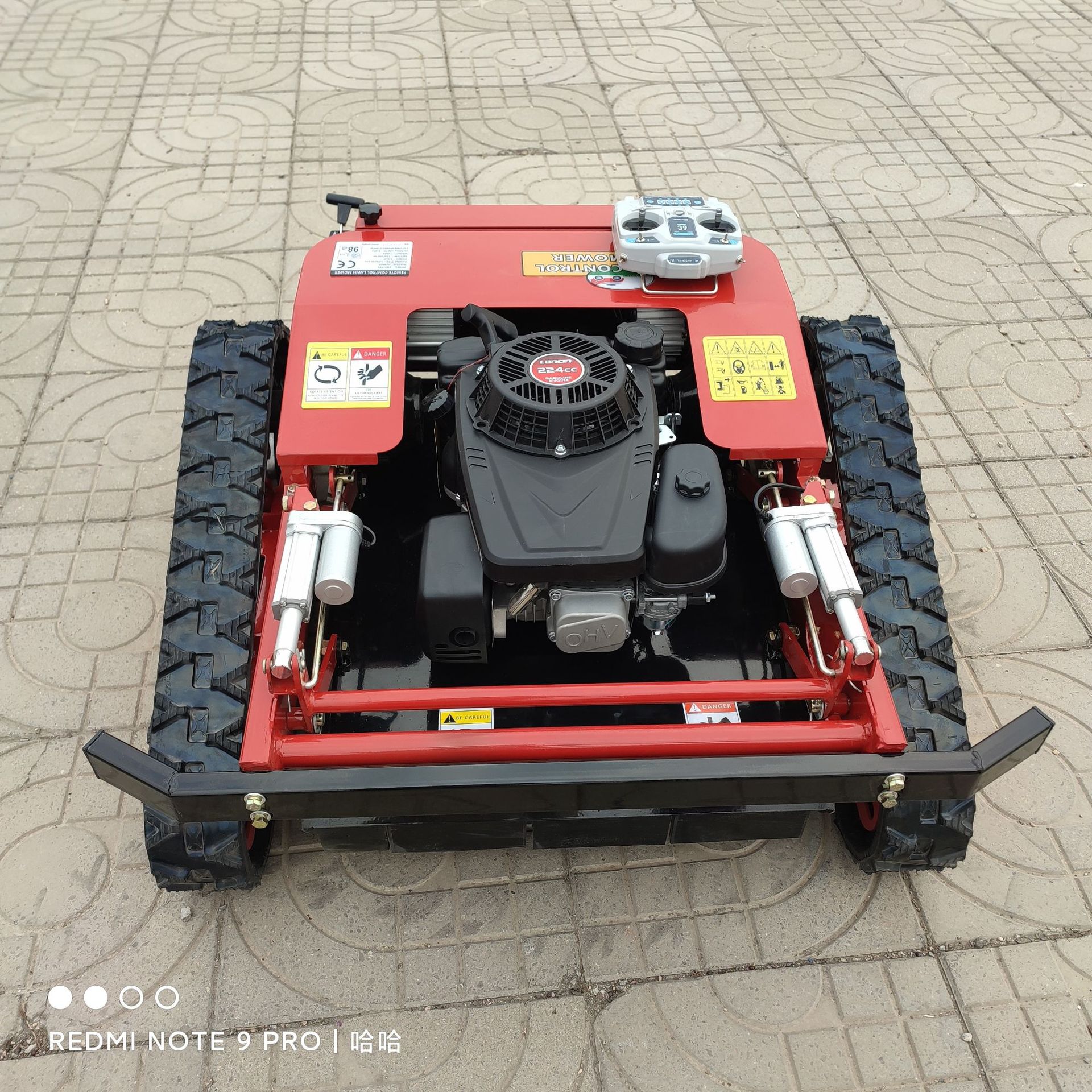 新款遥控履带割草机 果园开荒除草柴油打草机 山坡自动遥控碎草机