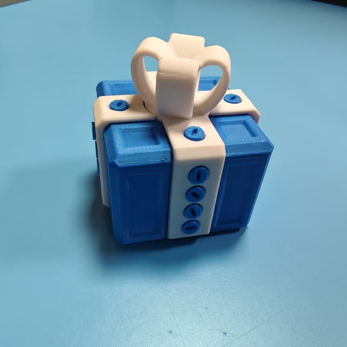 귀찮은 선물 상자 흰색과 파란색