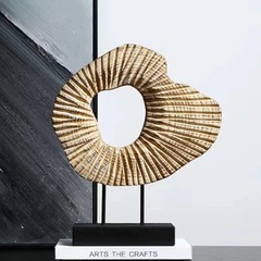 現代芸術の幾何学的なねじれ黄色の樹脂の置物ソフトアートのサンプルプレートの間のリビングルームの戸棚のテレビの戸棚の装飾