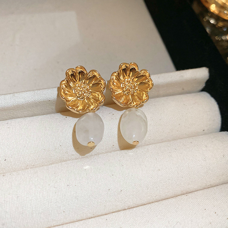 Pendientes de perlas asimétricas con cuernos de diamantes súper parpadeantes de plata Pendientes de nicho de viento frío femenino Pendientes de lujo ligero de alta calidad