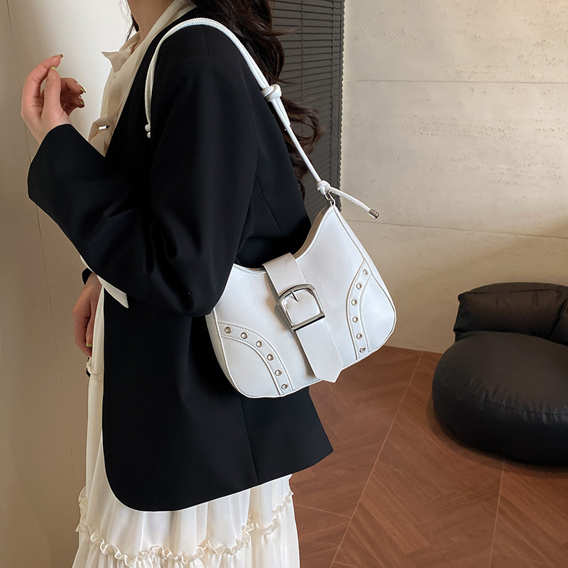 2025 nuevo bolso de verano bolso de axila mujer remache de alta gama moda de nicho bolso de hombro de todo fósforo