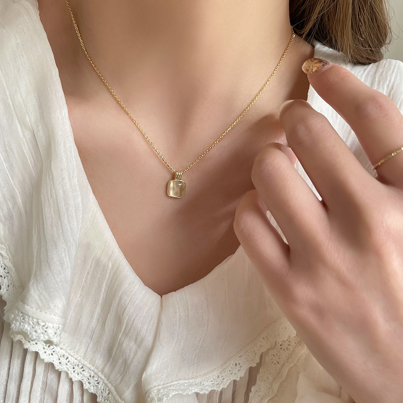 フランスのレトロなツバキの花の真珠のネックレスの東大門の蝶の花のペンダントの鎖の鎖の軽い贅沢な高級感の首の鎖|undefined