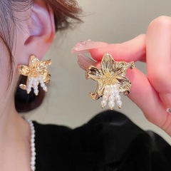 メタルフラワーパールタッセルイヤリング女性のニッチデザインフレンチレトロな気質ハイエンドイヤリングイヤリング