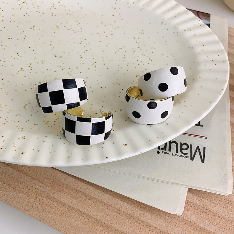 Checkerboard Polka Dot C-shaped Stud Earrings Wholesale Nihaojewelry display picture 2