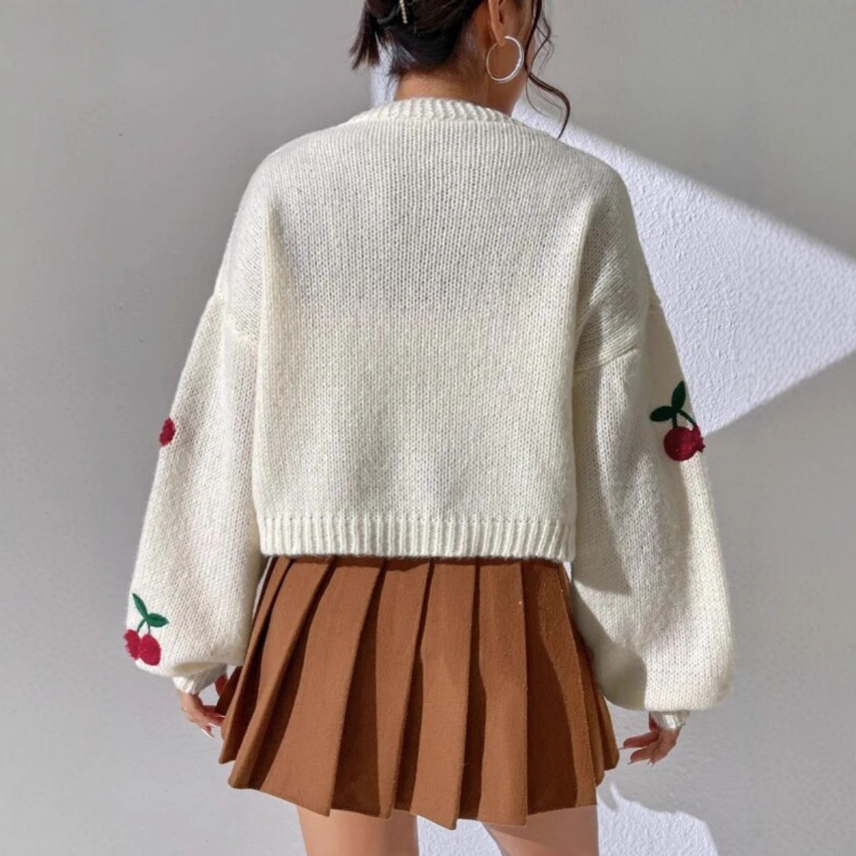 Nuevo suéter de bordado de cereza tridimensional transfronterizo de otoño y invierno de Europa y Estados Unidos. ropa de mujer. Cardigan de punto suelto sin hebilla.