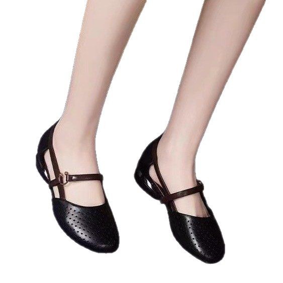 Sandalias Baotou nuevos zapatos de cuero de verano zapatos de madre punta redonda tacón medio fondo suave sandalias de agujero de mujer huecas y transpirables antideslizantes