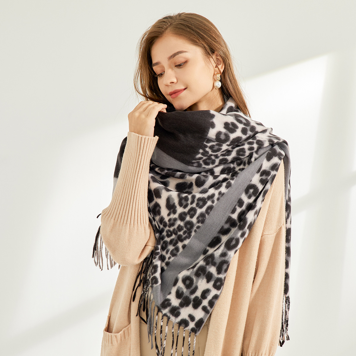 Bufanda a cuadros con estampado de leopardo de estilo europeo y americano para mujer Otoño e Invierno mid-Length moda suave estampado de Cachemira-como bufanda chal