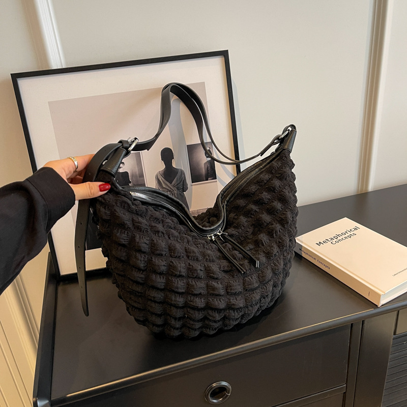 Small Brand Design 2023 New Tofu Bag Fashion Single Shoulder Hand Carry Trendy Korean Version Bubble Underarm Grid Women's Bag