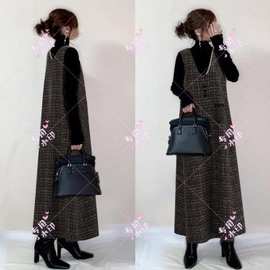 现货2025秋冬新款背心裙V领珍珠设计口袋长款格纹无袖连衣裙