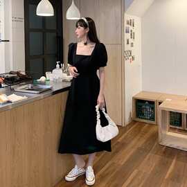 2022夏季新款法式泡泡袖黑色连衣裙女收腰显瘦纯色方领气质长裙子