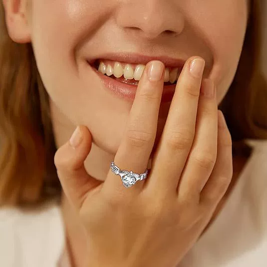 Сладкие европейские и американские руки держат кольцо в форме сердца Изысканное медное циркониевое кольцо Европа и США Регулируемое кольцо Crown Love циркон кольцо