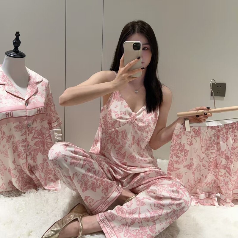 Trendy Short-Sleeve Four-Piece Pajama Set for Women with a High-End Feel, Loose and Casual Loungewear Set Trendy Short-Sleeve Four-Piece Pajama Set for Women with a High-End Feel, Loose and Casual Loungewear Set