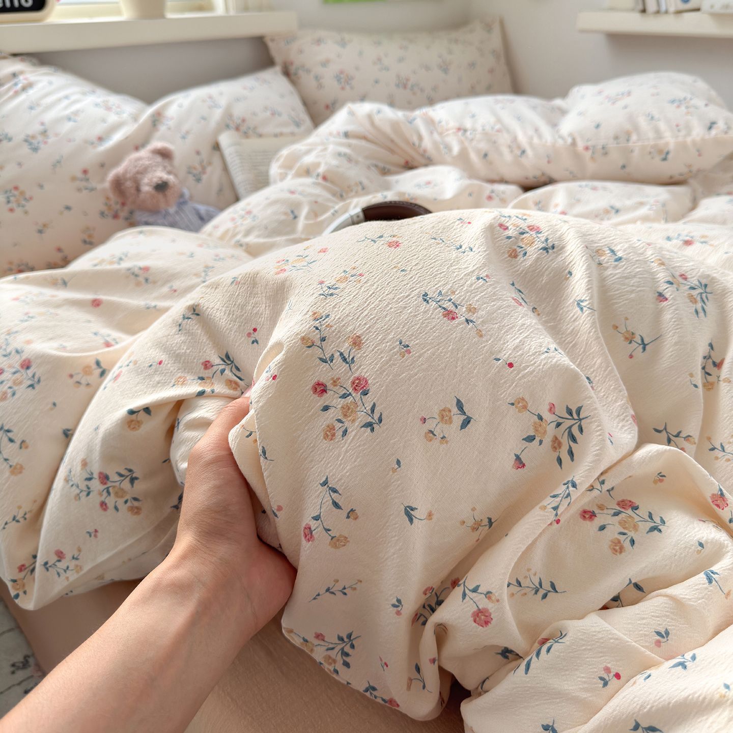 A clase madre y niño cama de doble hilo cuatro piezas de sábanas cubierta dormitorio de estudiantes cubierta de algodón cubierta de tres piezas de ins viento