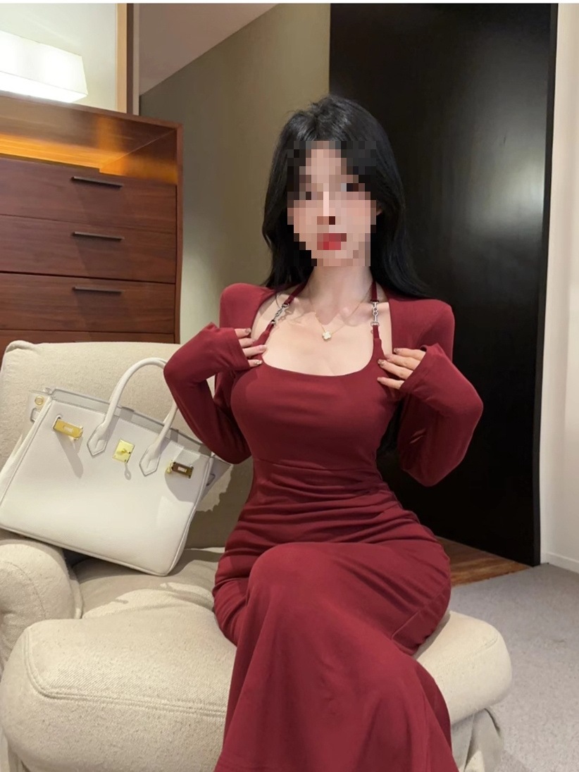 High-End Foreign-Style Burgundy Evening Dress for Female Celebrities, Fashionable Elegant, Age-Reducing Long-Sleeved Halterneck Hip-Hugging Fishtail Dress