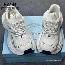 FMM��¶˼ͬ������Ь��Ů�ٴ�ѧ������ֵУ԰�ʹ������˶��ϵ�Ь