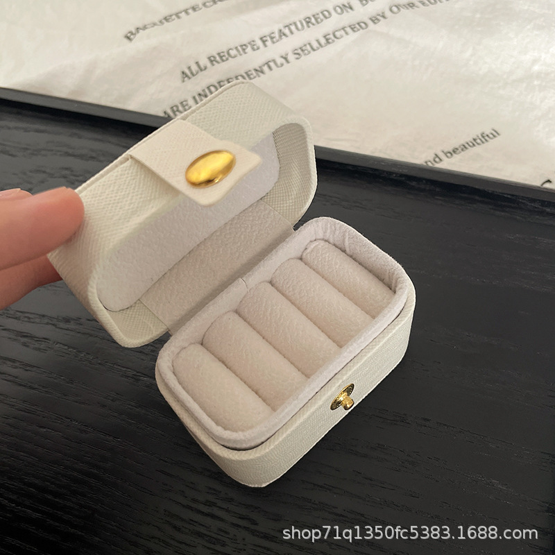 Mini caja de joyería de bloque de tofu blanco y negro portátil de tamaño pequeño anillo portátil simple caja de joyería diaria