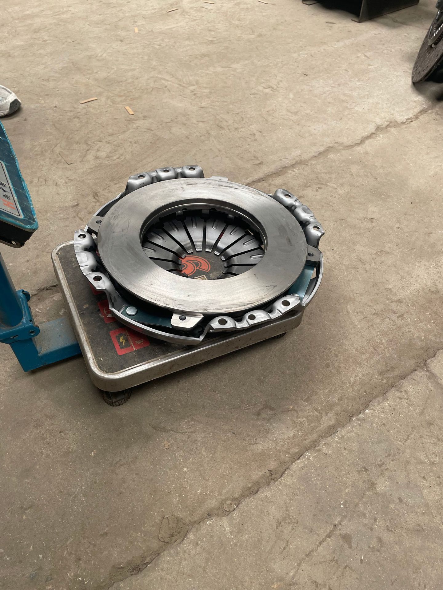 DS380 clutch pressure plate, compatible with 1601N12-090 Tianjin Dongfeng 153 and Foton Auman, directly from the factory