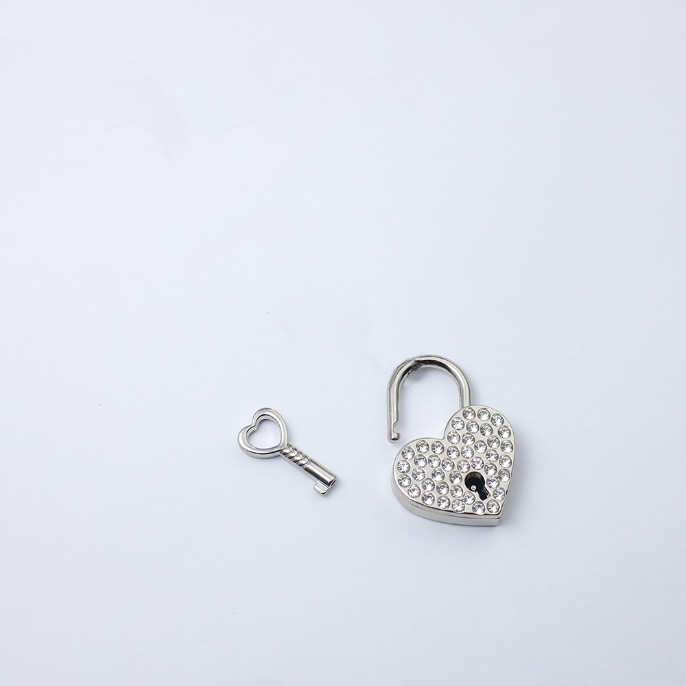 Collar de corazón con incrustaciones de diamantes y cadena móvil_voghion.com