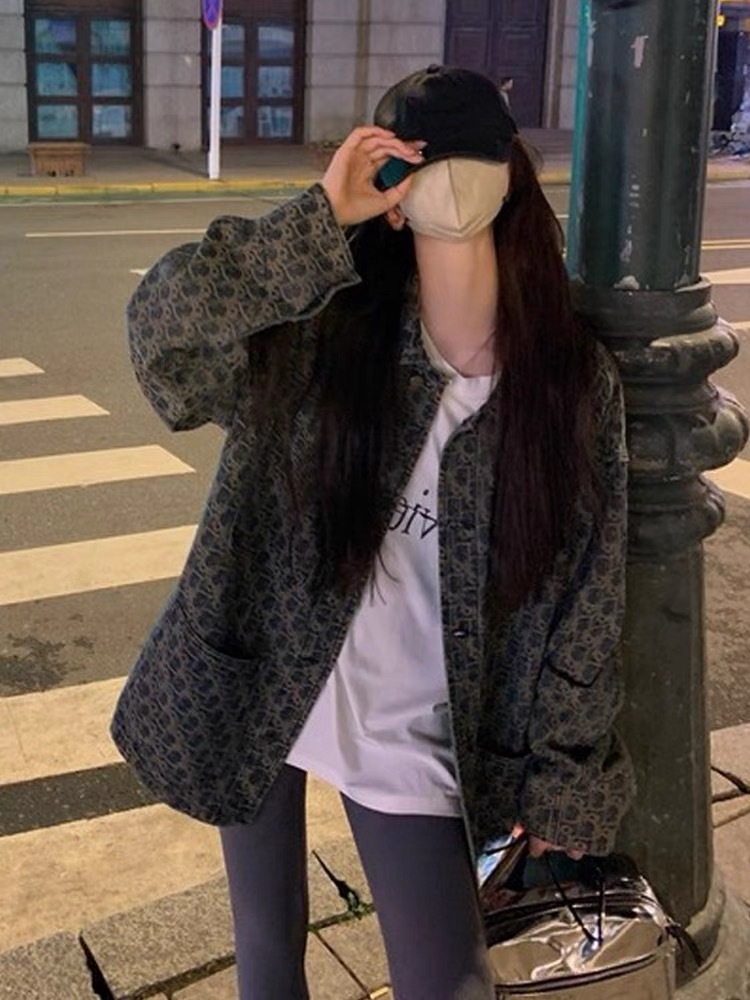 アメリカの高街のレトロなデニムのコートの女性2024春秋の新型のデザイン感があります。