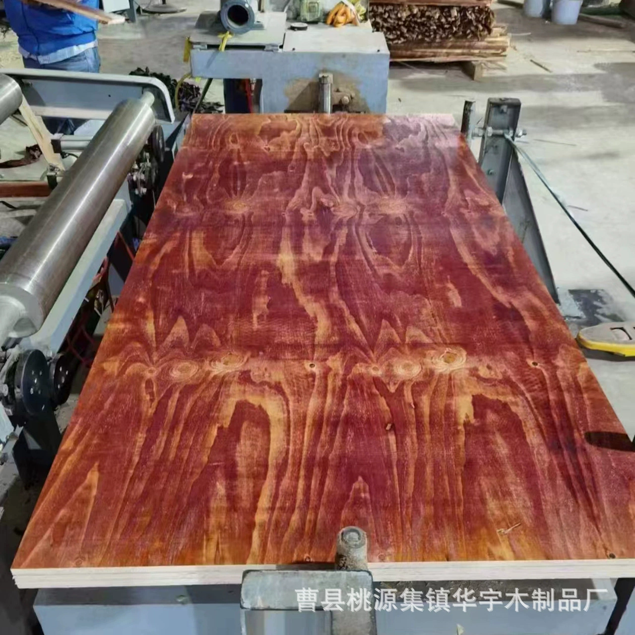 Фенольная доска для опалубки на площадке для строительства Многослойная твердая доска Инженерное строительство Деревянная опалубка Фенольный клей Зеркальная фанера