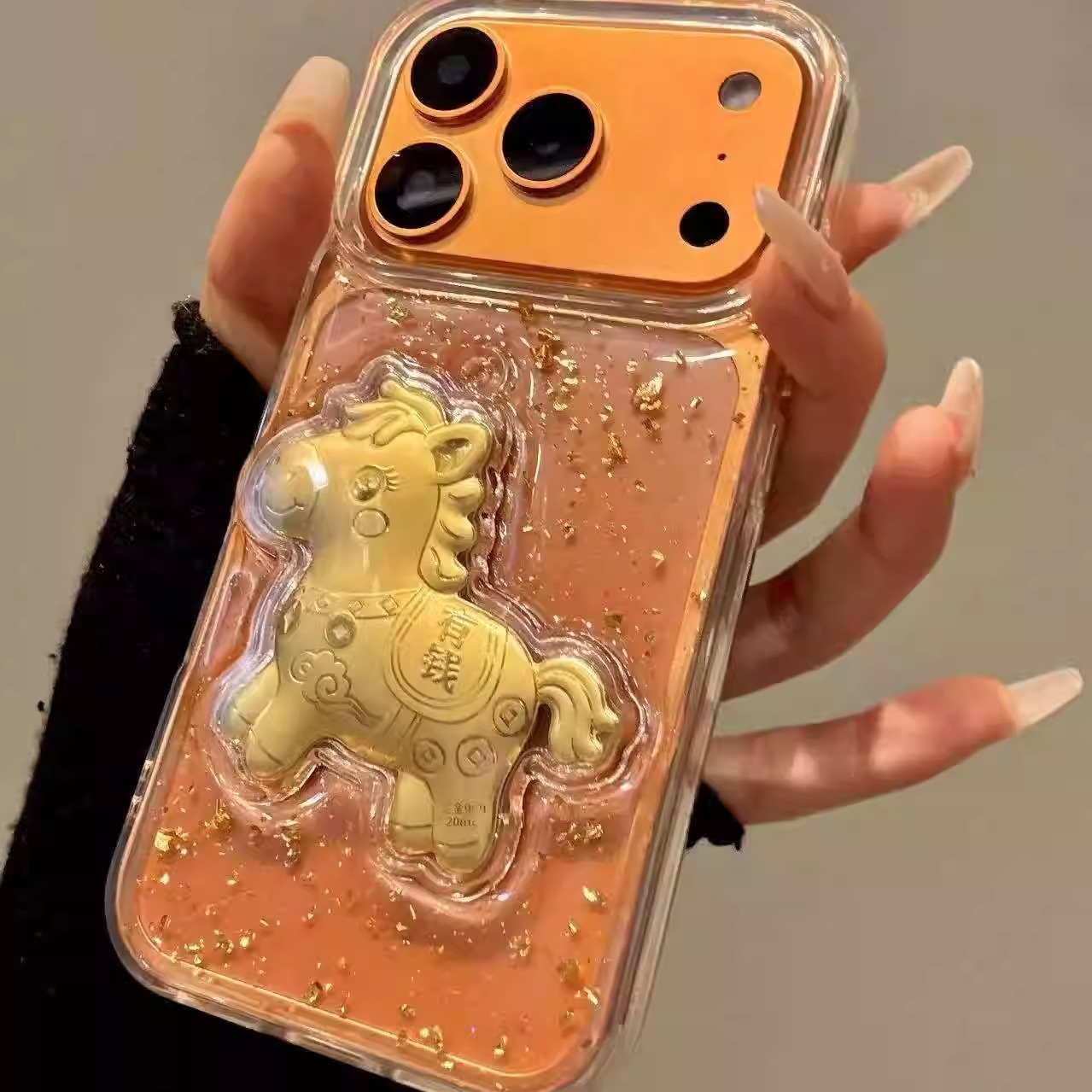 Cover telefono cavallo oro premium per iphone 16 pro e 17 pro max_voghion.com