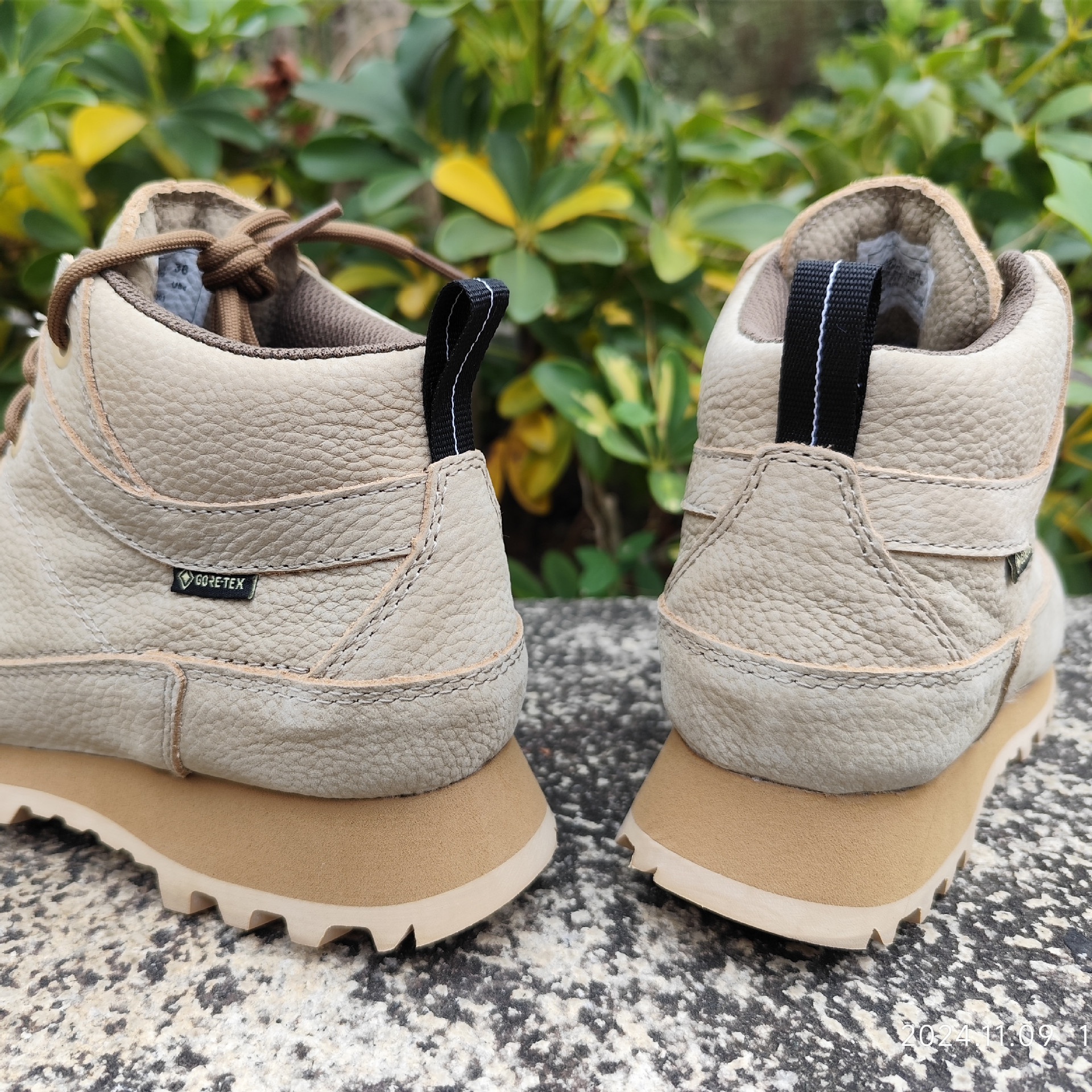 ShoeGlobe Dongwu Outdoor Factory Hiking Mountaineering Waterproof Men's Women's Genuine Leather Top Layer Cowhide Sports Shoes_voghion.com