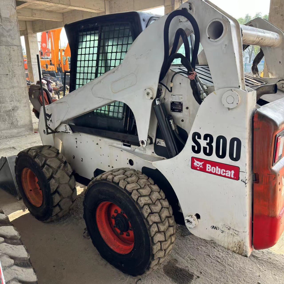山猫s300大功率滑移装载机铣刨机多功能车Bobcats300skidsteer