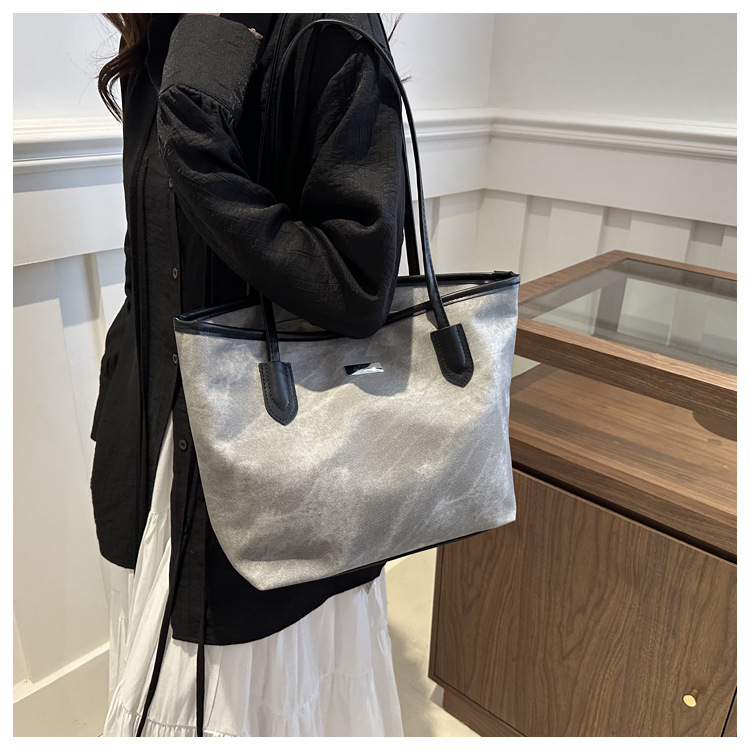 Wholesale of new large-capacity, simple and fashionable casual commuter single-shoulder bags and women's underarm bags for the summer of 2024 in foreign trade undefined