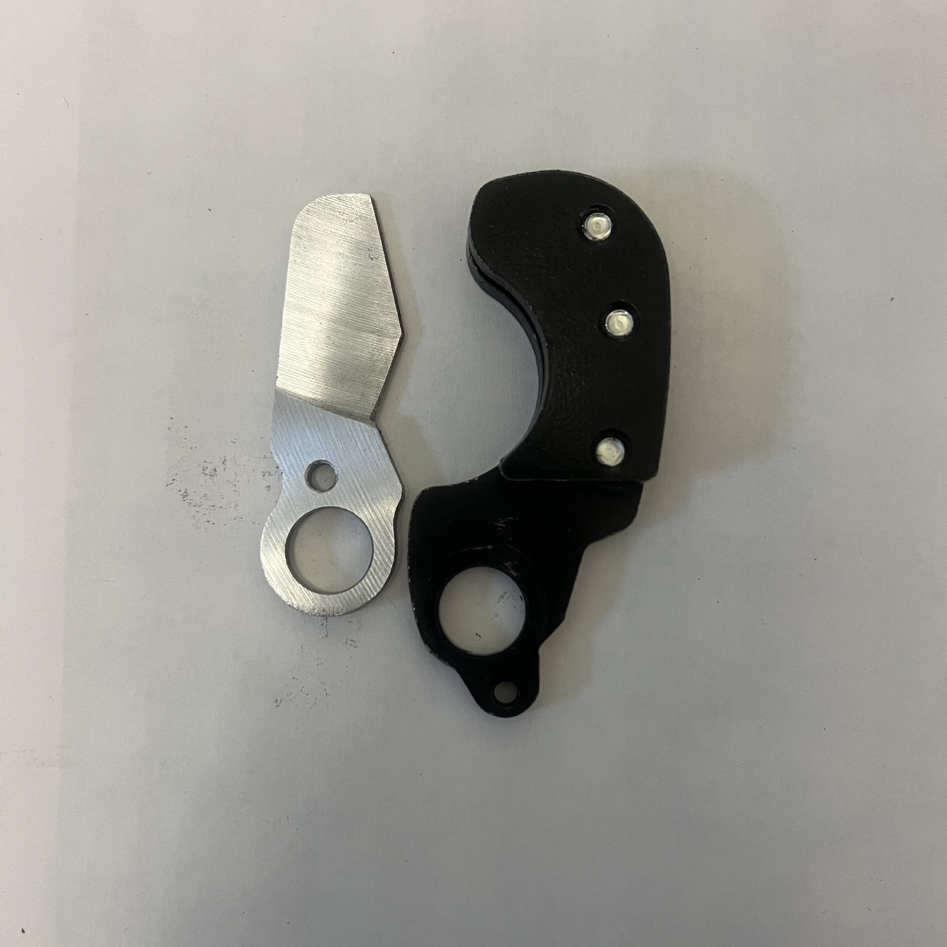 Specialized in producing various electric razor blades, branch pruning blades, plastic pipe blades, kitchen blades, and garlic blades.