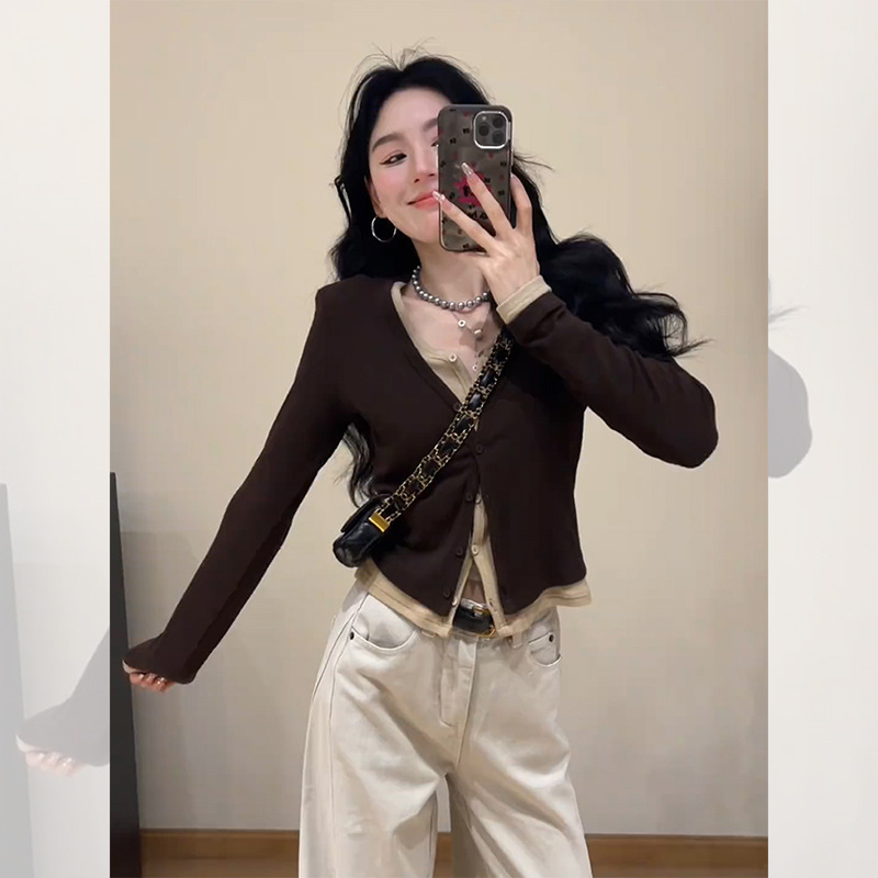 Unique and Beautiful brown V-neck Fake Two-piece Base T-shirt Women's Chuchun Super Good-looking Short Inner Elegant Long-sleeved Top Unique and Beautiful brown V-neck Fake Two-piece Base T-shirt Women's Chuchun Super Good-looking Short Inner Elegant Long-sleeved Top
