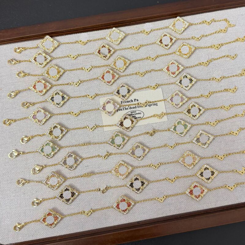 Italian Clover Bracelet for Women, Court-Style Natural Mother-Of-Pearl Three-Flower Bracelet with Diamond-Studded Rhombus Design Italian Clover Bracelet for Women, Court-Style Natural Mother-Of-Pearl Three-Flower Bracelet with Diamond-Studded Rhombus Design