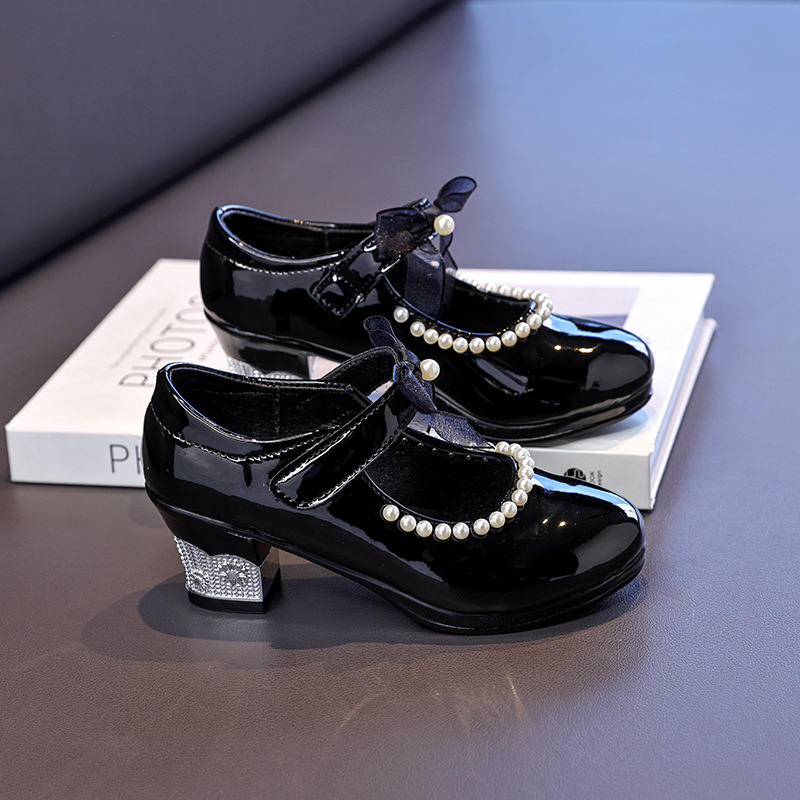 Zapatos de niñas verano 2026 nuevos zapatos de princesa de niños de tacones gruesos zapatos de lefour de niña pequeña zapatos de cuero