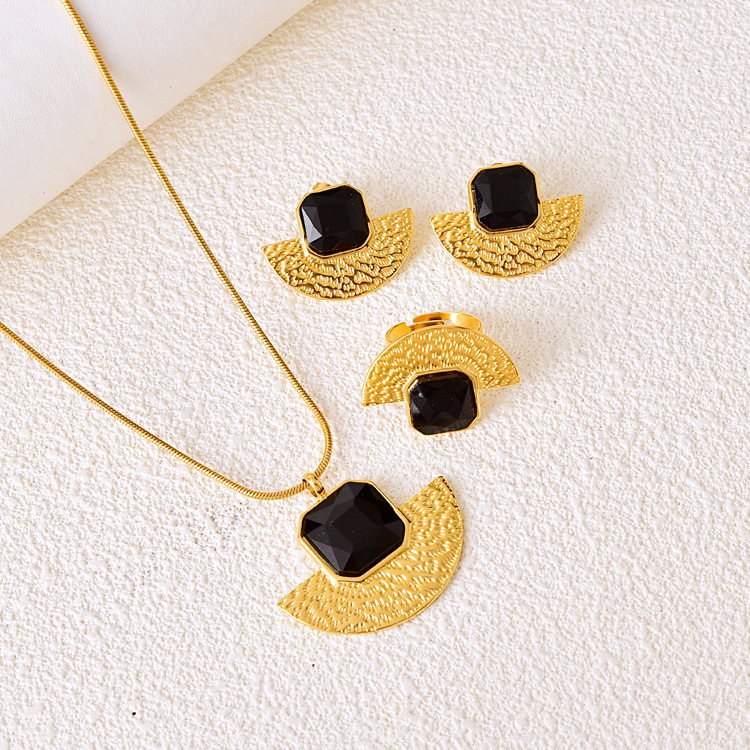 Artístico retro en forma de abanico collar transfronterizo tallado cuadrado diamante joyería titanio acero pendientes suéter cadena Luz de lujo estilo traje al por mayor