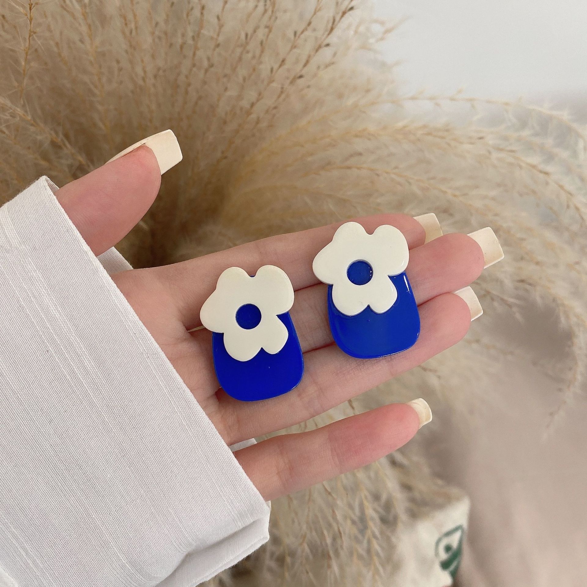 Simple Style Flower Resin Ear Studs display picture 1