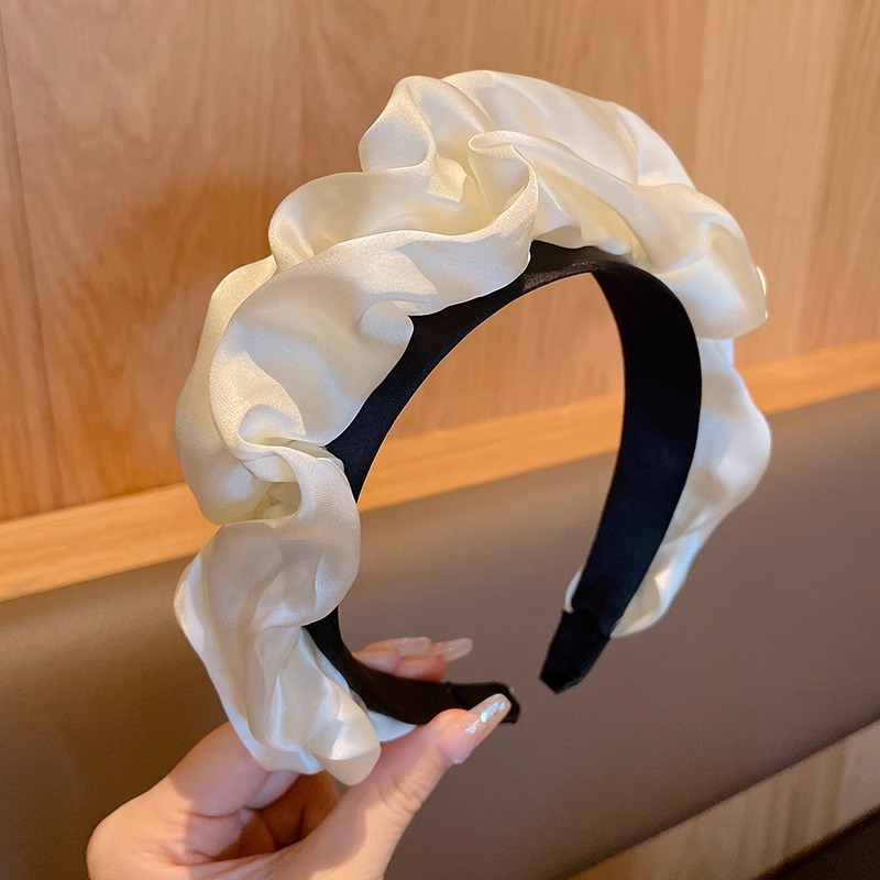 Diadema plisada blanca lechosa.