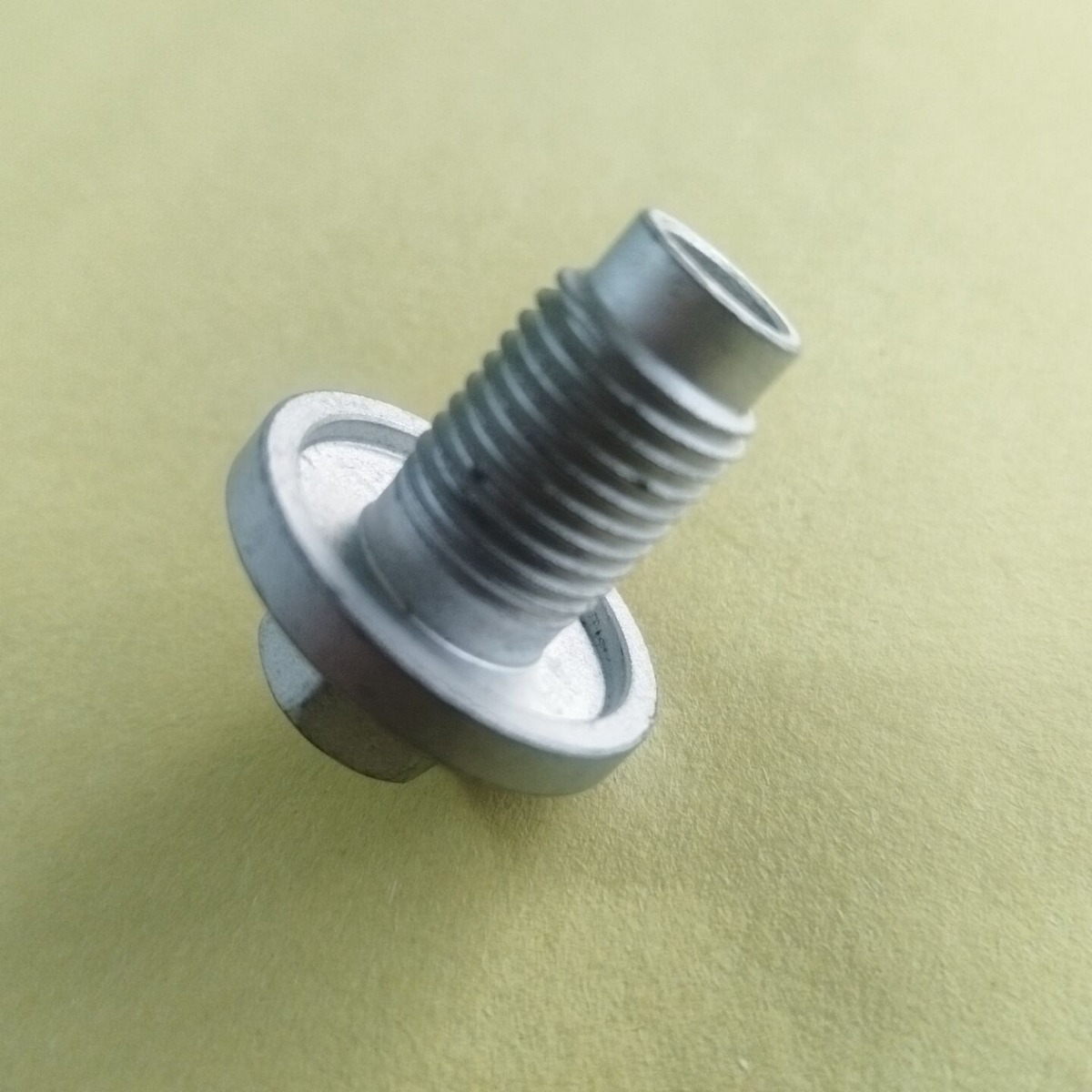 8.8级别汽车支架非标六角螺栓电镀达克罗