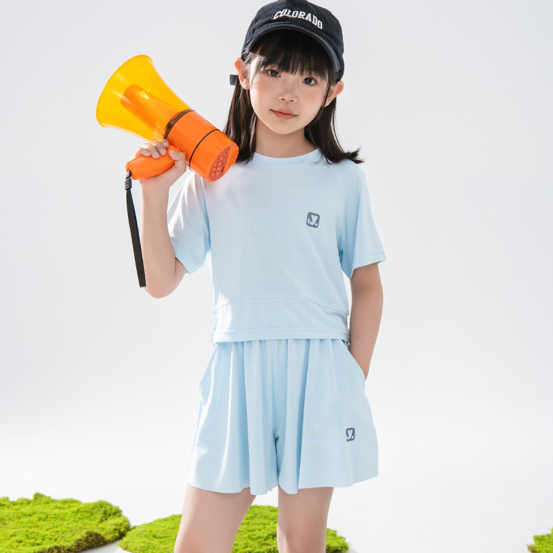 女の子の速乾性スポーツスーツ、夏の女の子のバドミントントレーニングスーツ、子供用半袖パンツとスカート、中型および大型の子供用アウトドア服