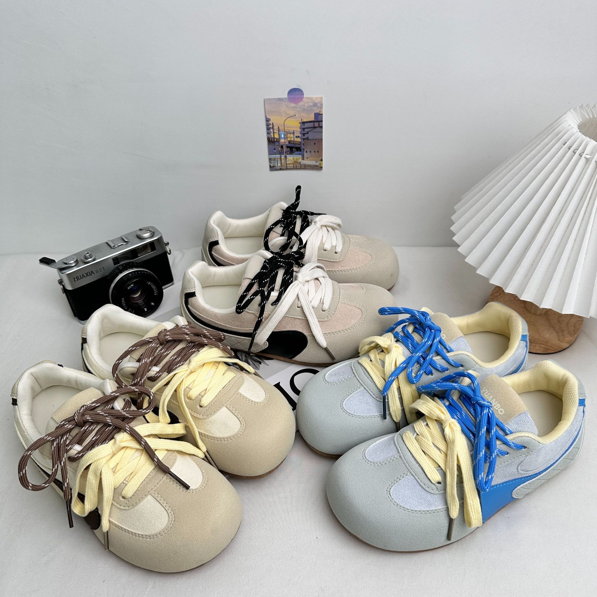 Yuanbo 2025 primavera y verano nuevos zapatos de entrenamiento de estilo de mujer zapatos de patinaje de altura baja, zapatos de lona deportivos casuales coreanos