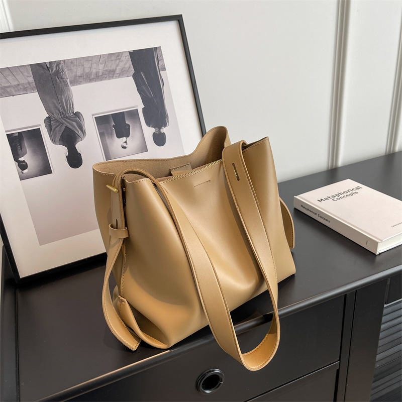 This year's popular minimalist small handbags for women, 2023 spring new fashion bucket bags with a sense of elegance, niche trendy single-shoulder bags