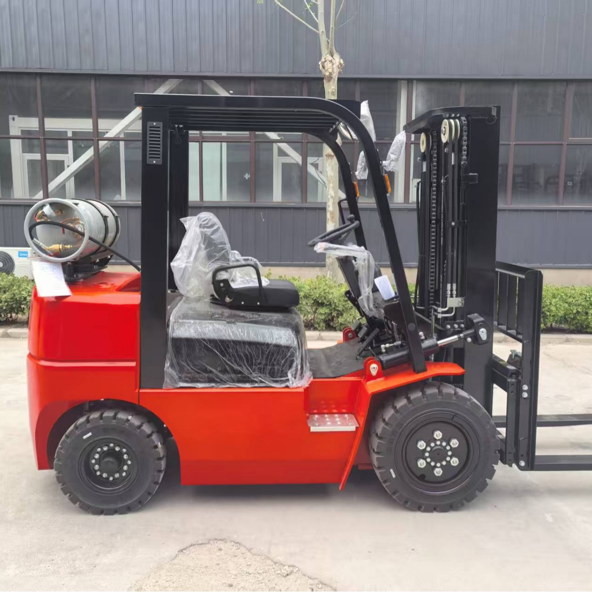 carretilla elevadora de gas licuado 2 toneladas 3 toneladas de doble combustible gas energía hidráulica de cuatro ruedas Isuzu Nissan carretilla elevadora de transporte completo