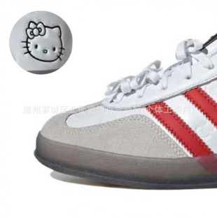 �����ӖЬGazelleУ�@��Ů�r�а��ϵ�ӖЬ���~����H�ٴ����eЬ