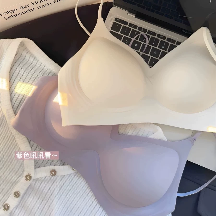 Women's slim breasts with no traces and extrinsic bras with small breasts that look big, soft, lifting, and anti-sagging bras